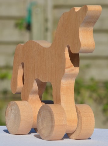 Licorne en noyer à roulettes