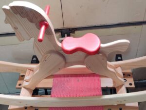 Cheval à bascule prêt