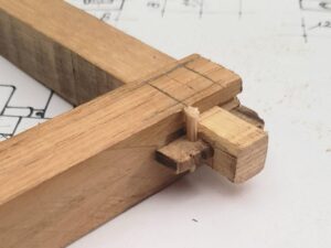 Assemblage avec tenon à clef verrouillé pour la structure du beffroi