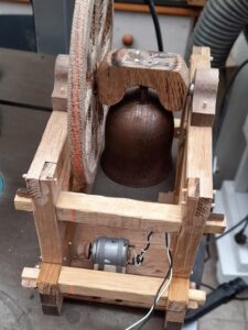 Alignement du moteur par rapport à la roue d'entraînement de la cloche (laser)